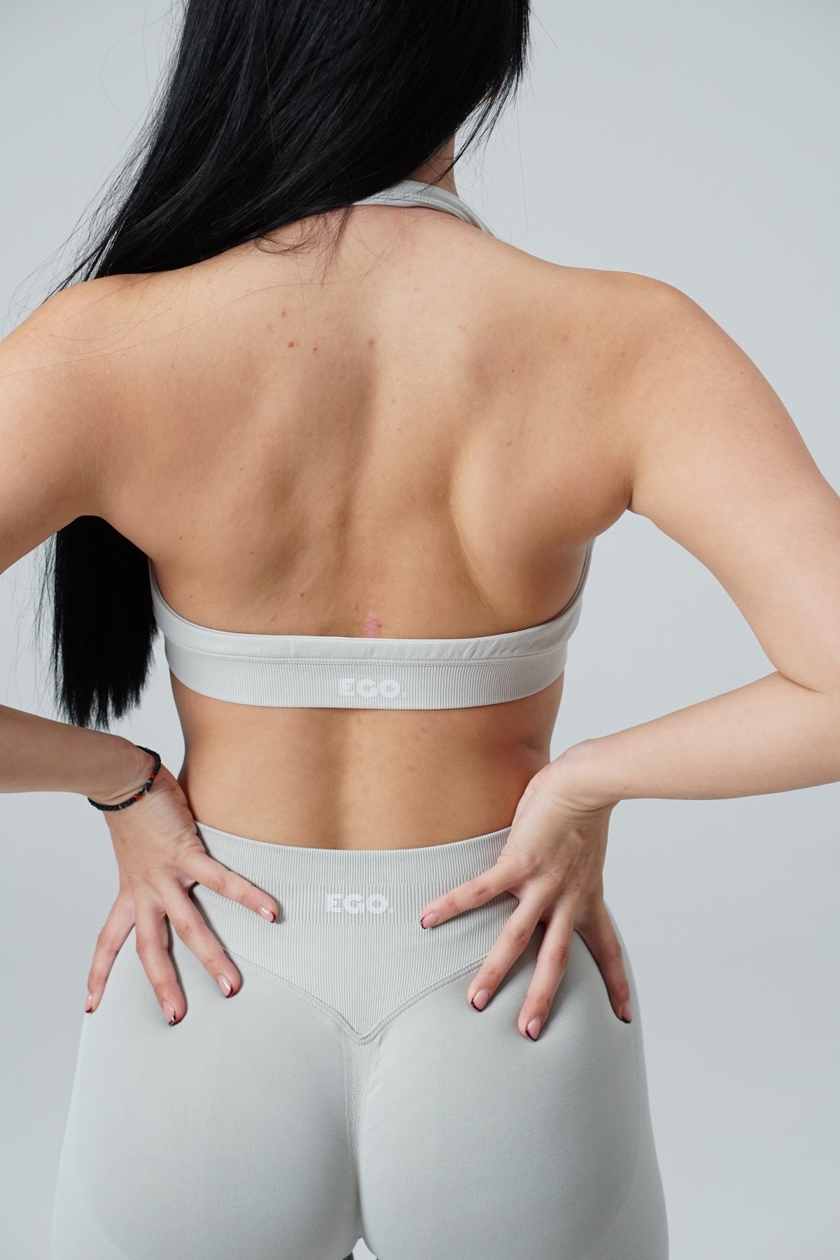Sivi ASH sportski top za žene — push up, bez vidljivog znoja | EGO