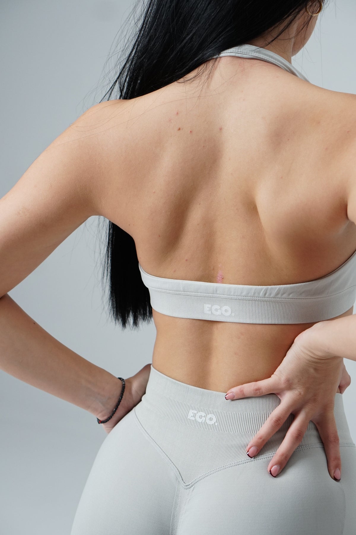Sivi ASH sportski top za žene — push up, bez vidljivog znoja | EGO